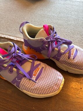 Women’s size 6 Nike LeBron witness 7 basketball shoe